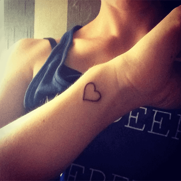 Mini-Herz-Tattoo am Handgelenk
