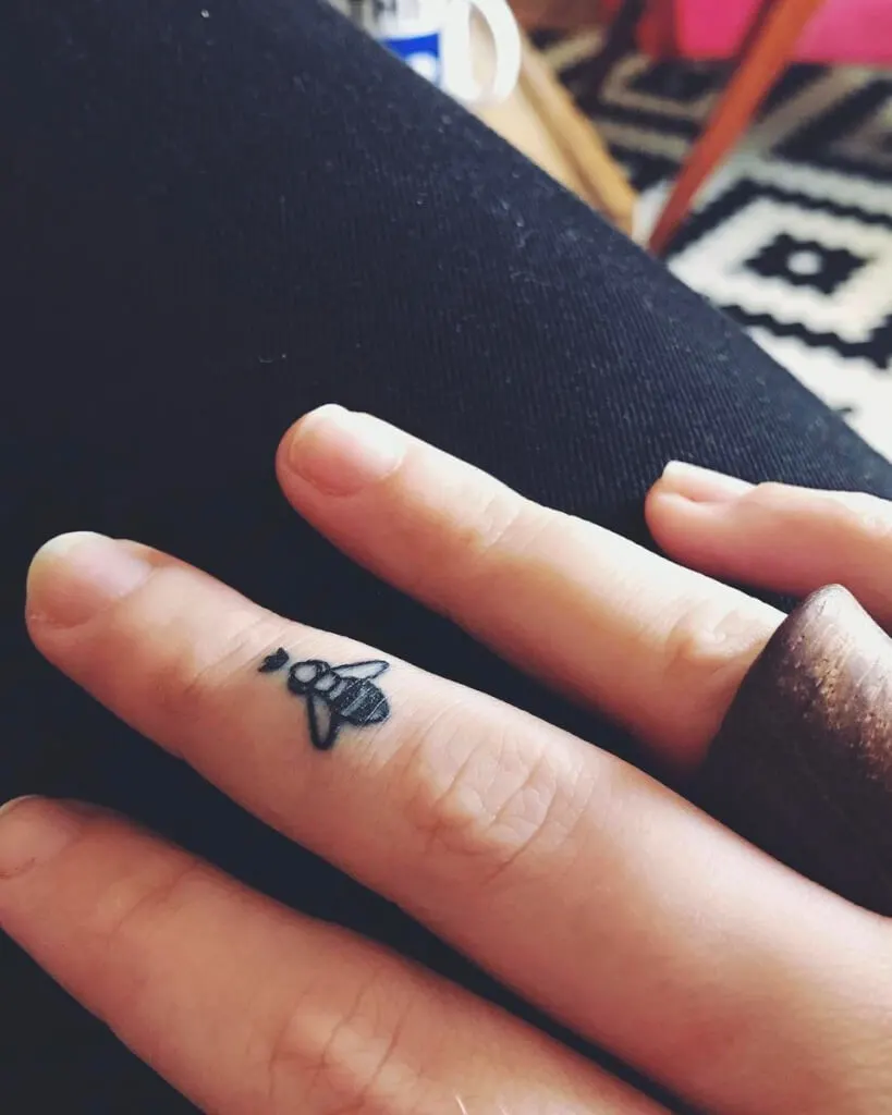 Bienen-Tattoo am Finger