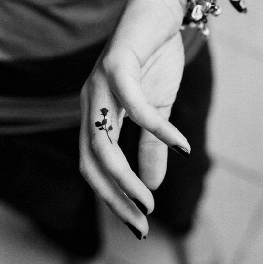 Rosen-Tattoo auf dem Finger, schwarz-weiß