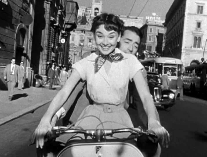 Audrey Hepburn und Gregory Peck auf einer Vespa in dem Trailer von Roman Holiday.