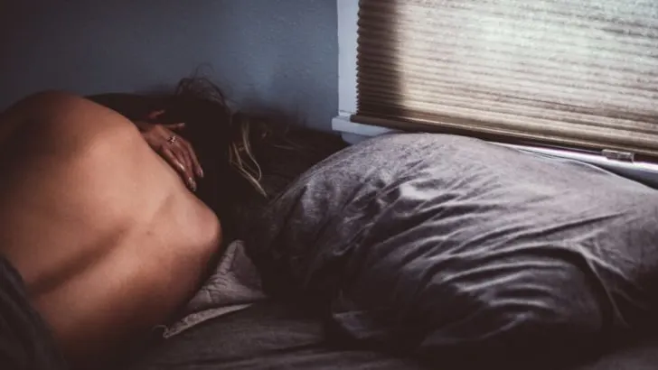 „Warum sind Frauen häufiger depressiv?“ 7 mögliche Gründe!