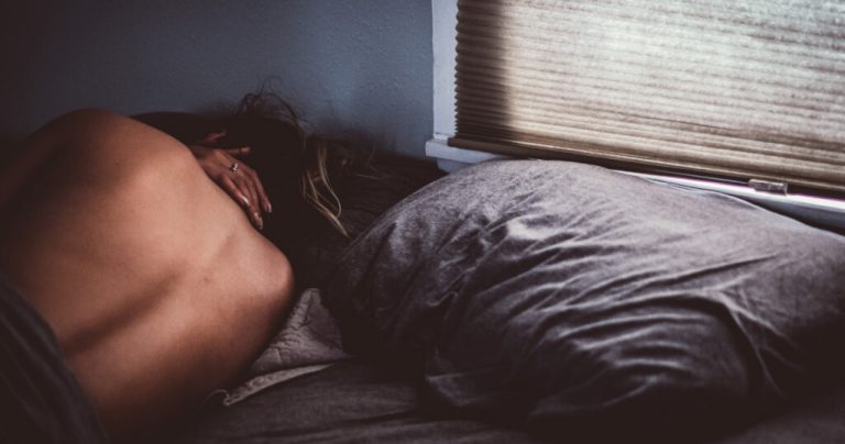 „Warum sind Frauen häufiger depressiv?“ 7 mögliche Gründe!