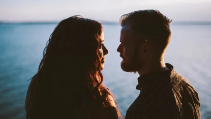 „Vermisst er mich?“ Diese 18 Anzeichen zeigen dir, dass er dich wirklich vermisst