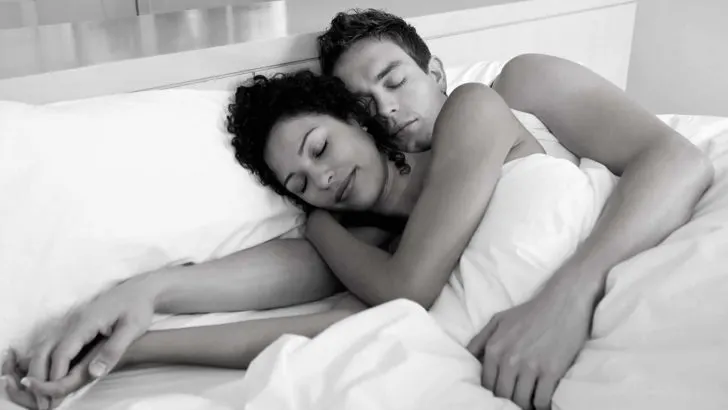 5 wunderbare Ideen für Gute-Nacht-Nachrichten, die du deinem Kerl schicken kannst