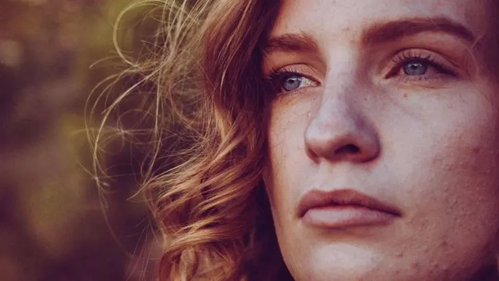 12 Tipps, um dich von negativen Gedanken zu befreien