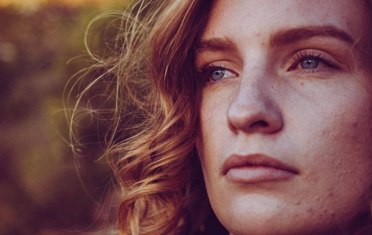 12 Tipps, um dich von negativen Gedanken zu befreien