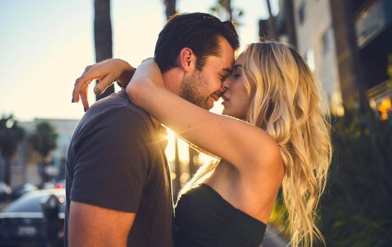 9 Dinge, die Männer nur mit Frauen machen, in die sie verliebt sind