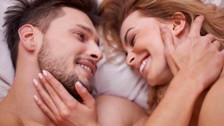 Richtig flirten: 10 Dating-Tipps für Frauen, die dich dem richtigen Kerl näher bringen