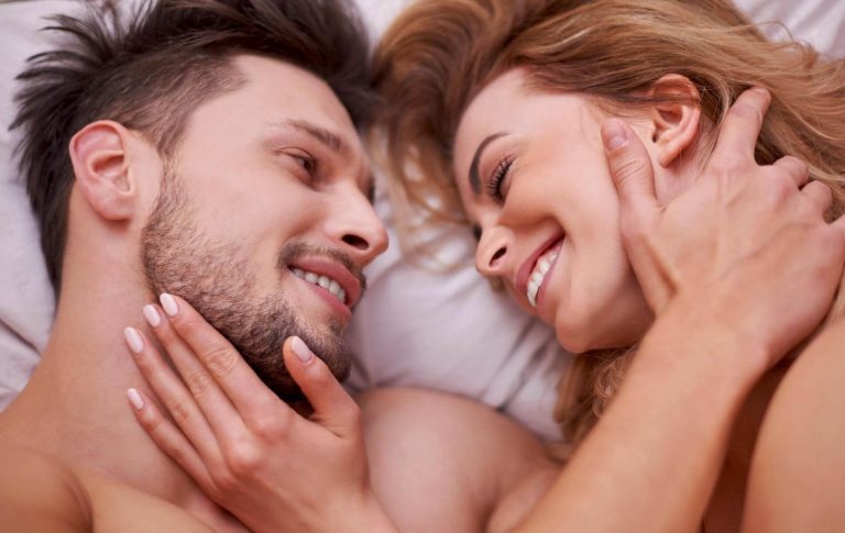 Richtig flirten: 10 Dating-Tipps für Frauen, die dich dem richtigen Kerl näher bringen