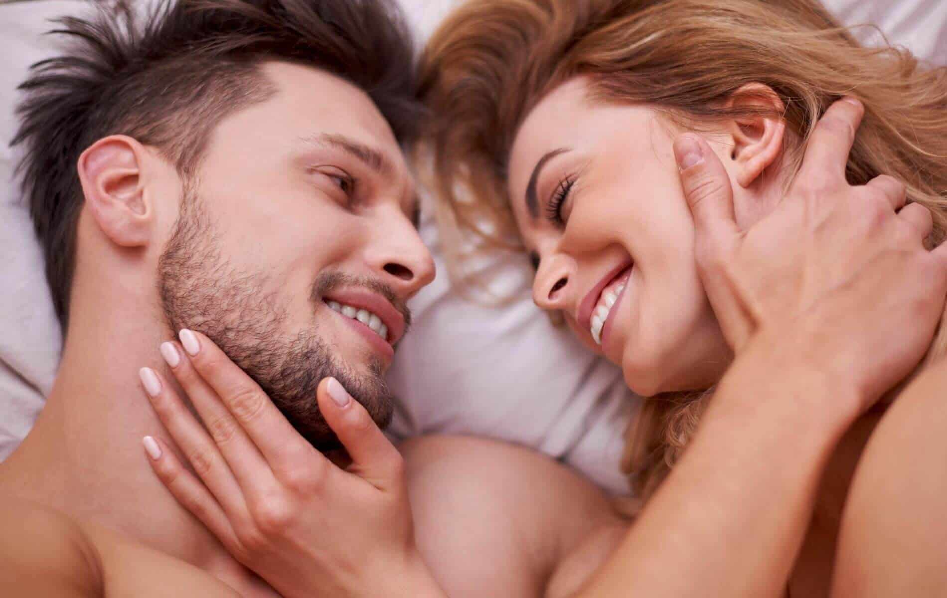 Richtig flirten: 10 Dating-Tipps für Frauen, die dich dem richtigen Kerl näher bringen