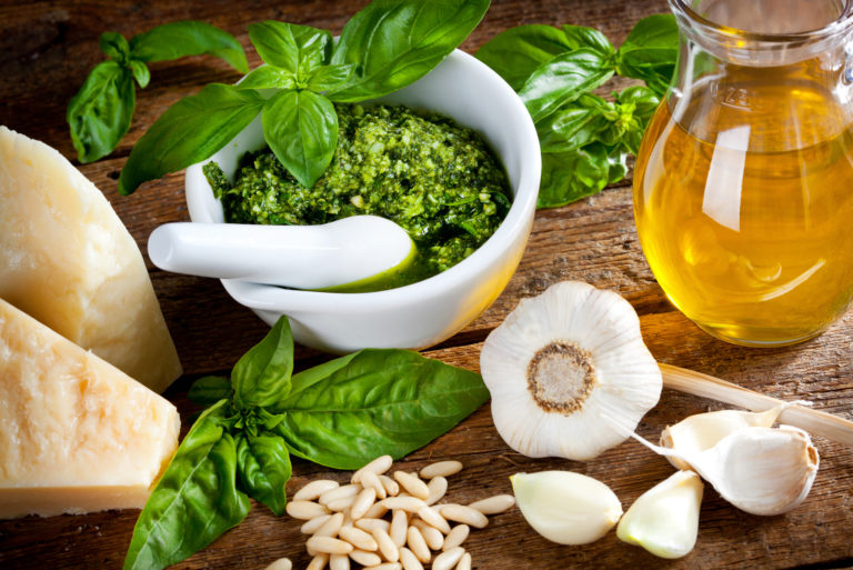 Pesto alla Genovese in einer weißen Schüssel auf dem Tisch