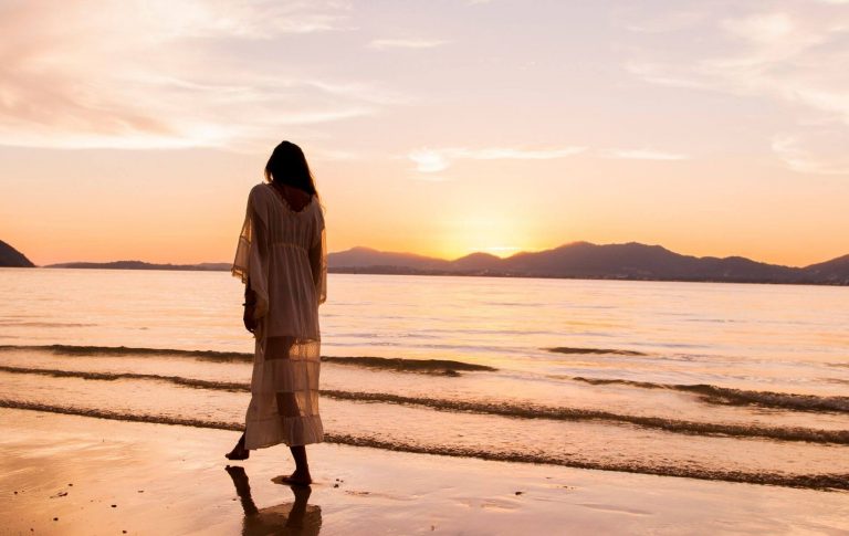 blogimage-frau-alleine-am-strand-sonnenuntergang