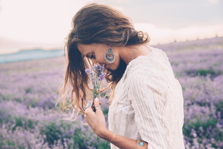 Frau in der Natur allein