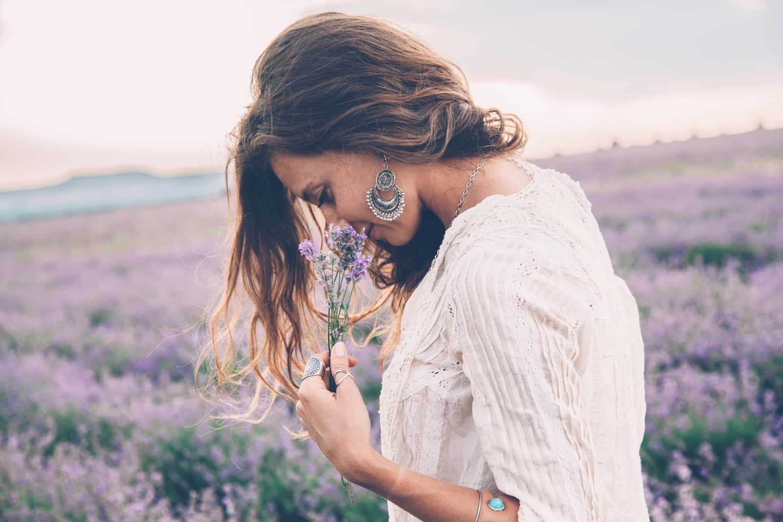 Frau in der Natur allein