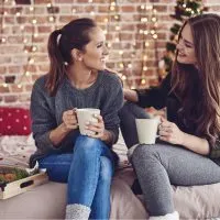 zwei Freunde beim Kaffee lachen und reden