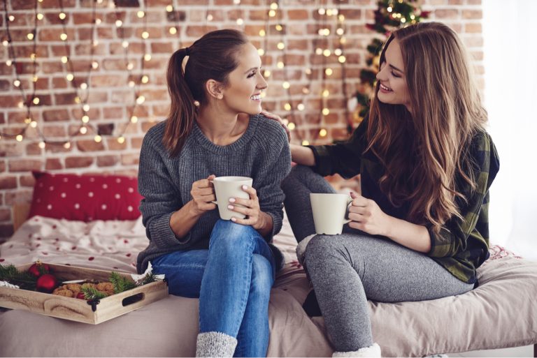 zwei Freunde beim Kaffee lachen und reden