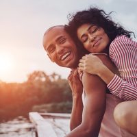 Glückliches junges Paar umarmt und lächelt and