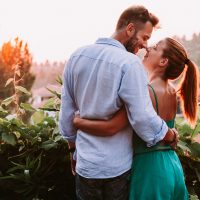 Junges verliebtes Paar, das ihre Flitterwochen genießt