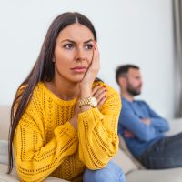 Frustriertes Paar streitet und hat Eheprobleme