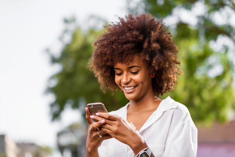 junge schöne Frau, die Telefon hält