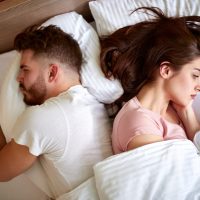 Paar mit Beziehungsproblemen im Bett