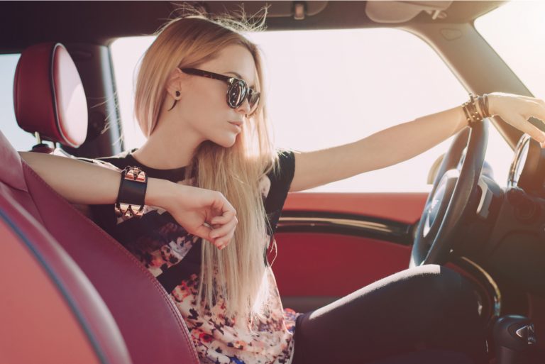 blonde Frau im Auto