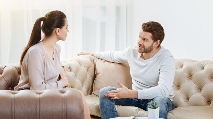 So unterhältst du dich mit einem Typen, auf den du stehst (und weckst schnell sein Interesse)