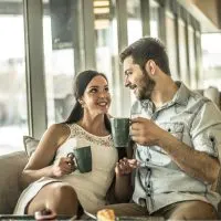 ein Mann und eine Frau sitzen Kaffee trinken und unterhalten sich