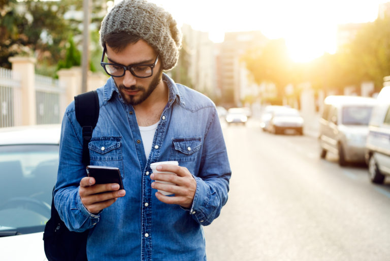 ein Mann steht und ein Knopf am Telefon