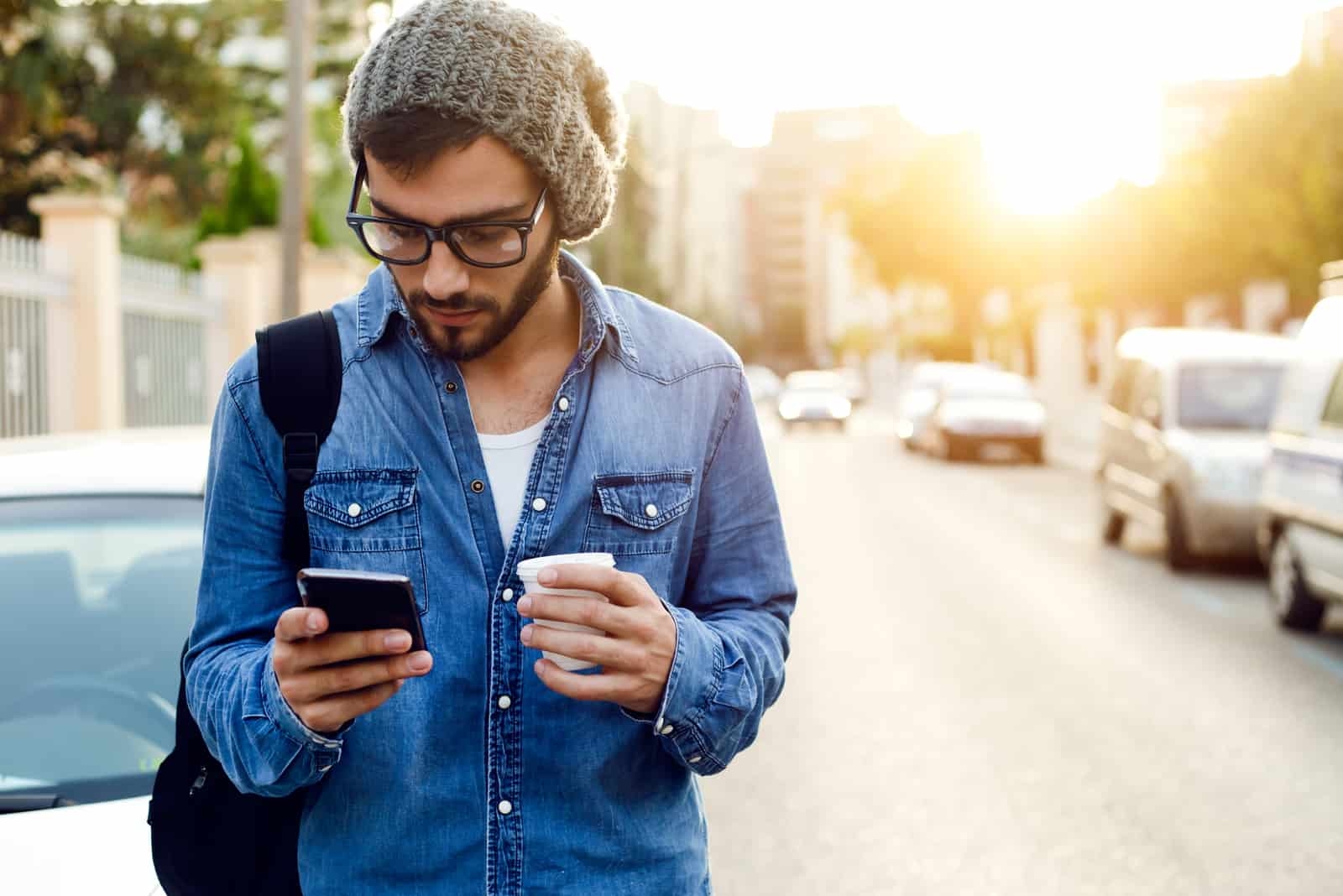 ein Mann steht und ein Knopf am Telefon