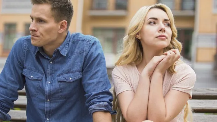 Wie mache ich ihn eifersüchtig? Mit diesen 13 Tricks wird er sich nach dir sehnen