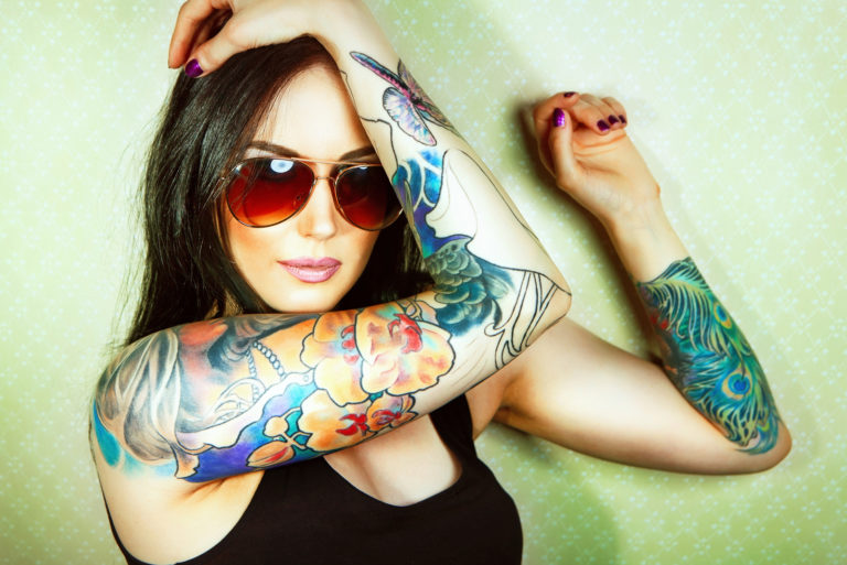 eine schöne Frau mit einem Tattoo auf dem Arm