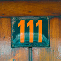orange Nummer 111 an der Tür des Hauses