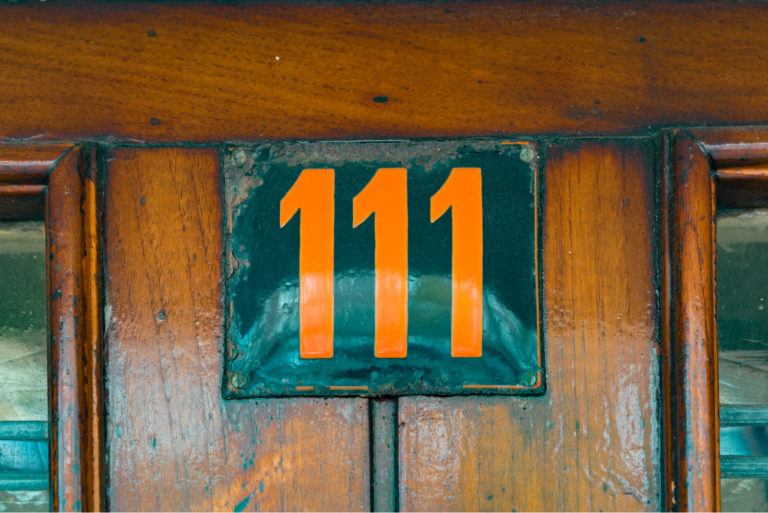 orange Nummer 111 an der Tür des Hauses