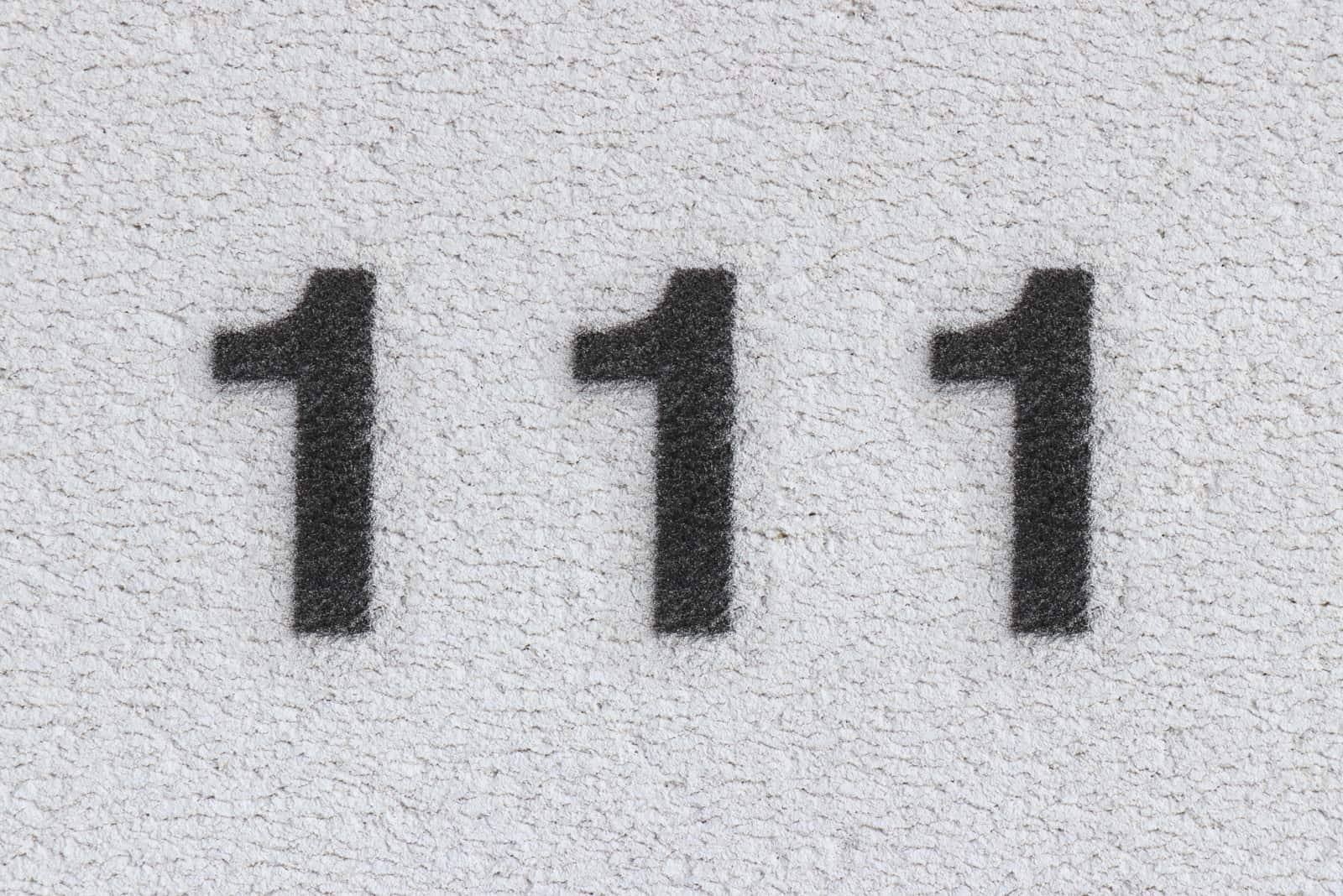 Nummer 111 auf der Fassade des Hauses gezeichnet
