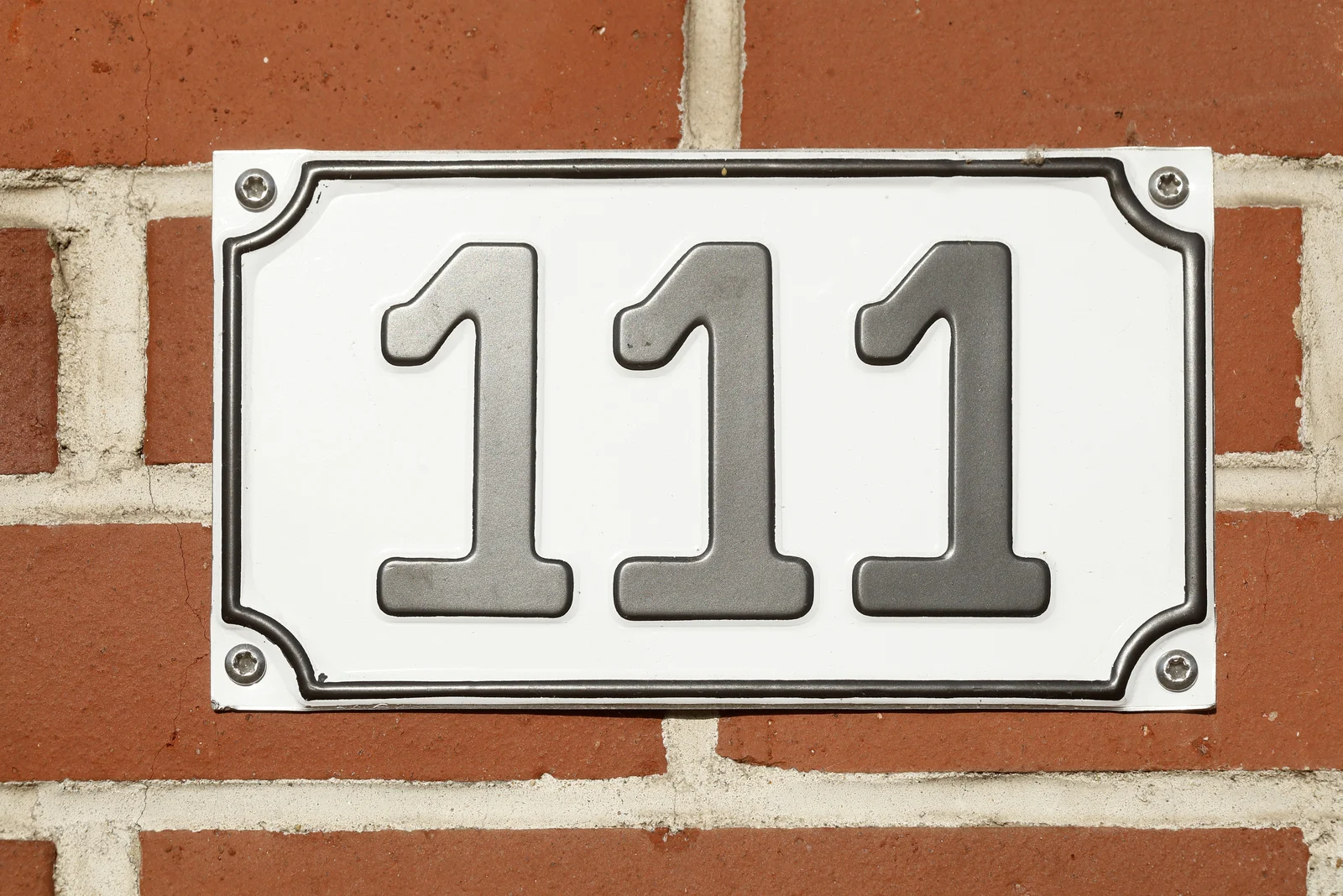 Nummer 111 auf rotem Backstein