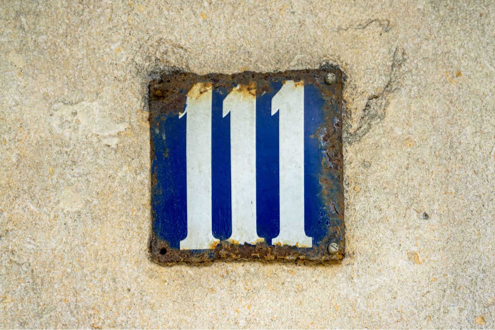 Nummer 111 blau an der Fassade des Hauses