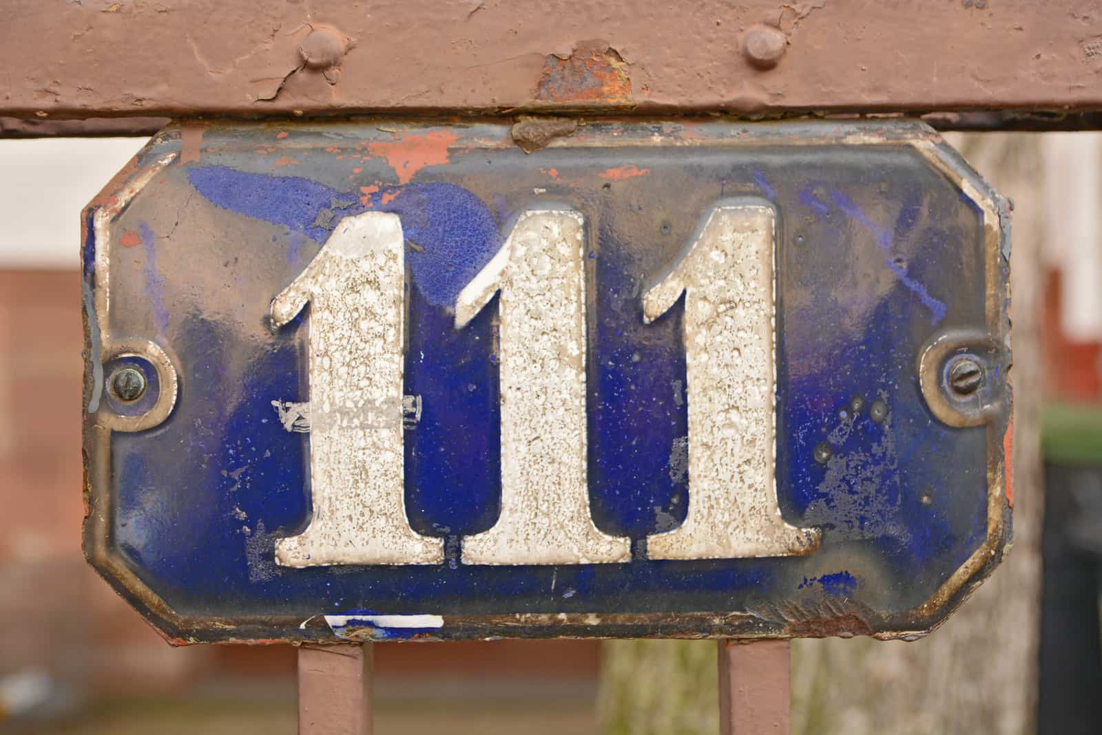 Nummer 111 blau auf einem Holzsockel