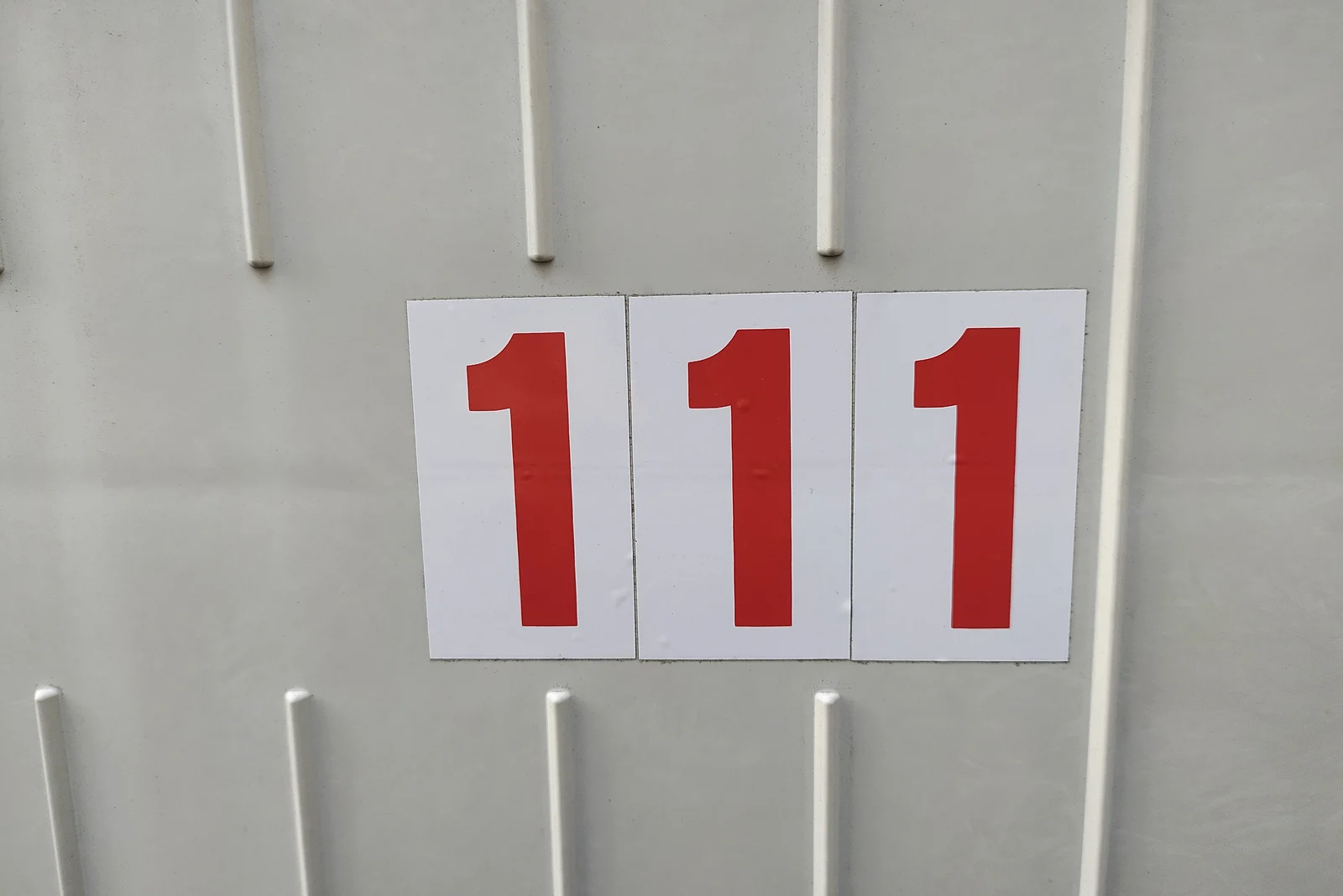 Nummer 111 rot auf weißem Hintergrund
