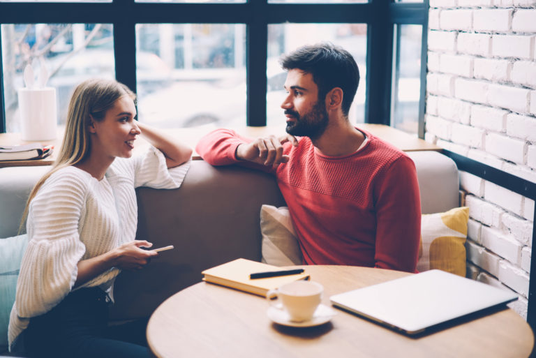 Ein Mann und eine Frau sitzen auf der Couch und unterhalten sich