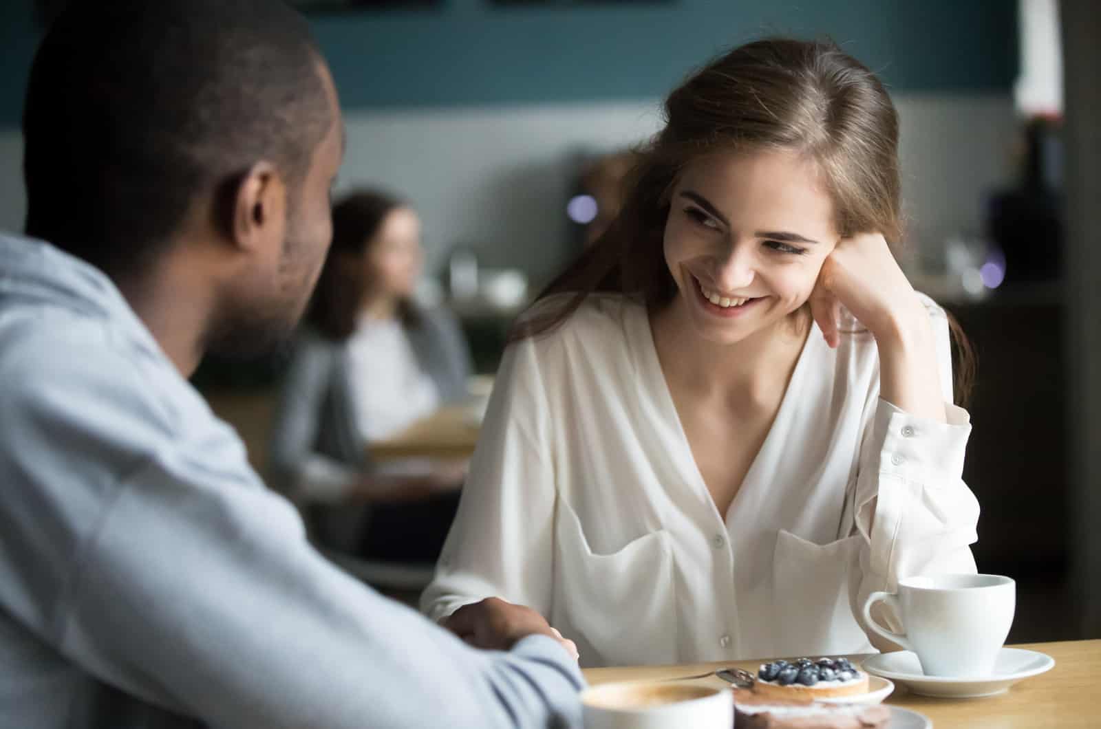 Mann und Frau unterhalten sich bei einem Date