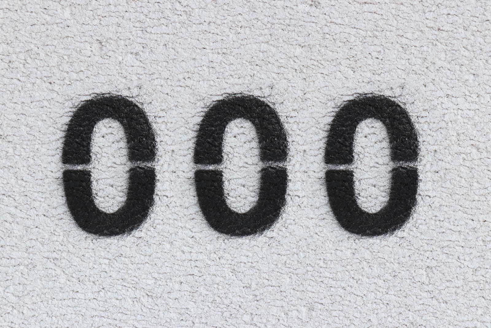 Nummer 000 an der grauen Wand