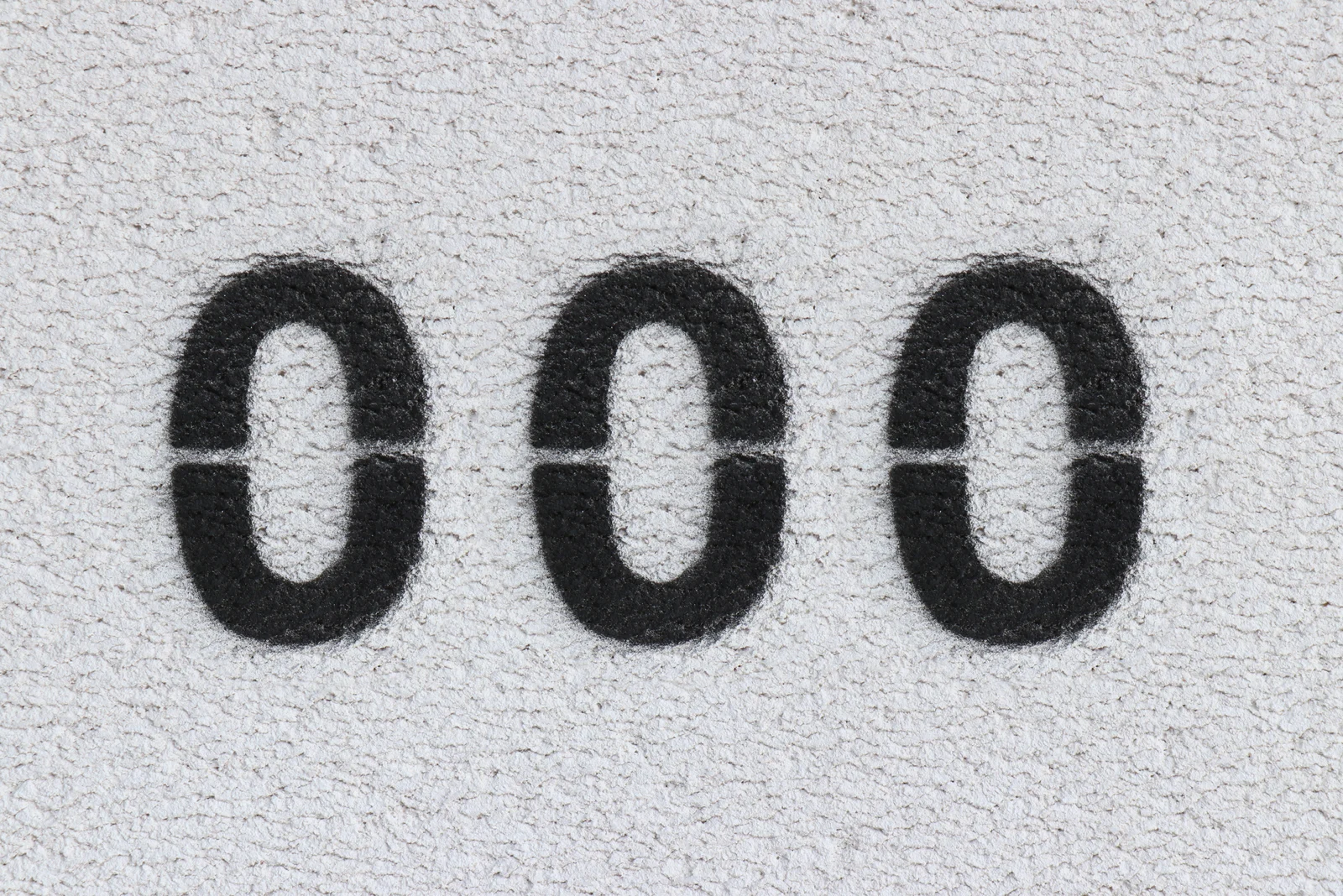 Nummer 000 an der grauen Wand