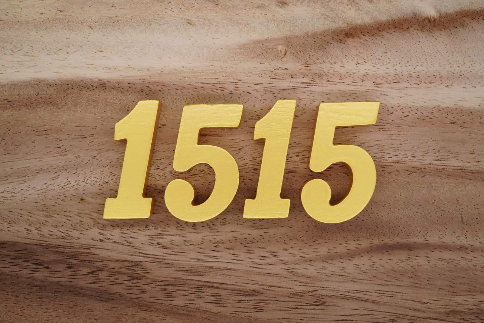 Nummer 1515 auf einem Holzsockel