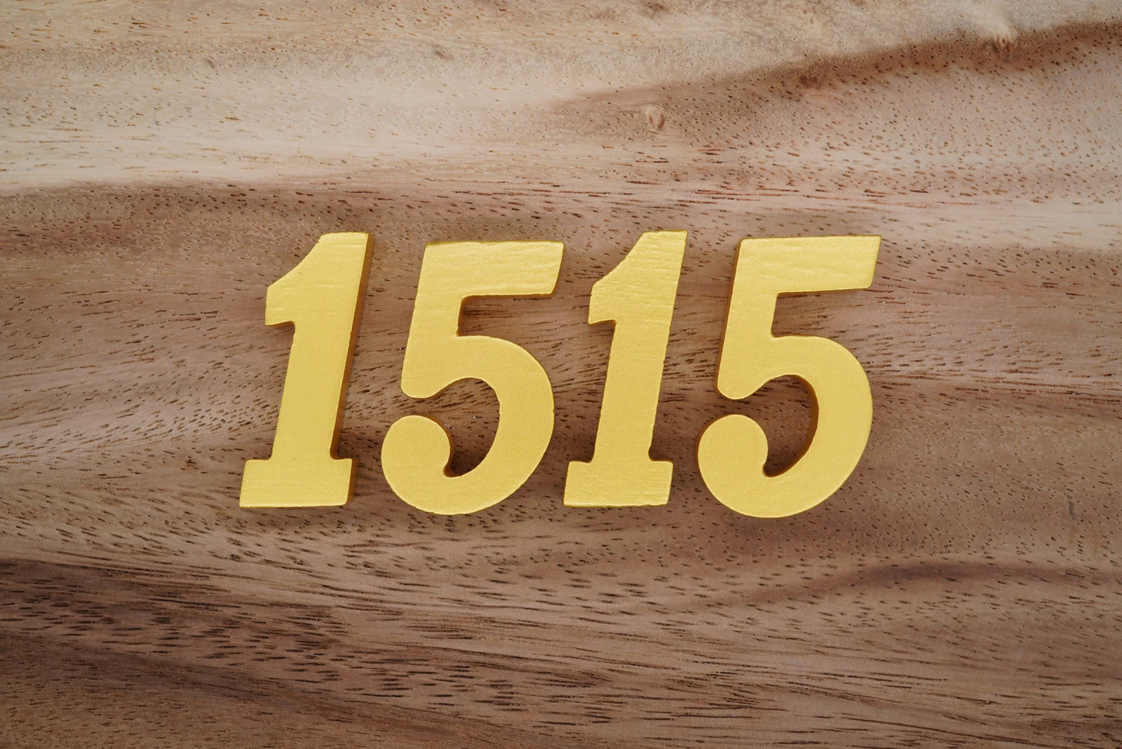 Nummer 1515 auf einem Holzsockel