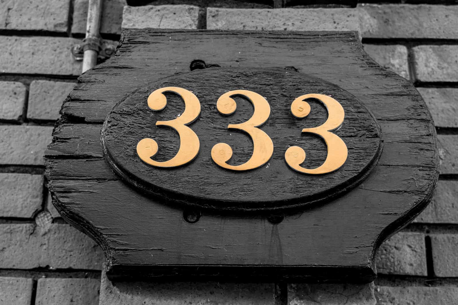 Nummer 333 auf einer Holztür