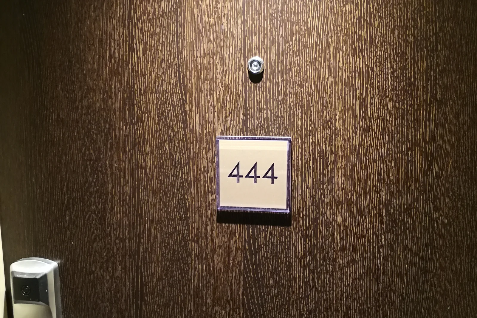 Nummer 444 an der Holztür des Hotelzimmers
