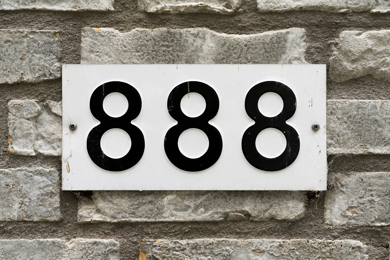 Nummer 888 auf den Ziegeln des Hauses