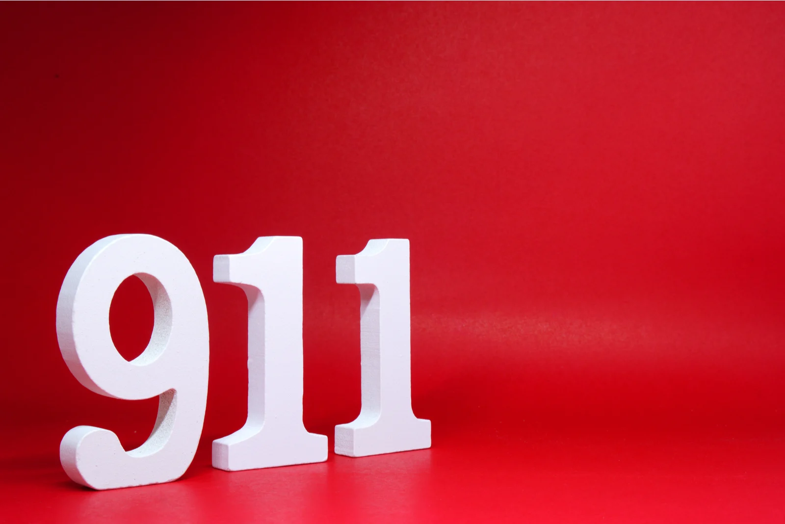 Nummer 911 auf rotem Grund