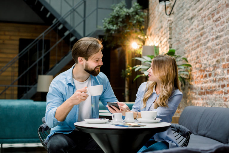 Ein Mann und eine Frau sitzen in einem Café und unterhalten sich